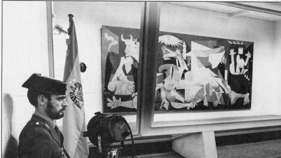 El ‘Guernica’ se exhibió al principio tras un cristal antibalas y con custodia permanente de la Guardia Civil para evitar posibles ataques.