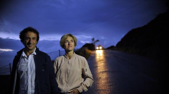 Con su marido, dando una vuelta por los alrededores de su casa en Zarautz.