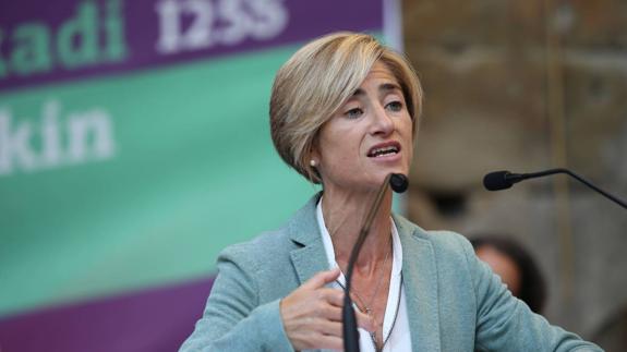 Pili Zabala, candidata de Elkarrekin Podemos, en un acto público.