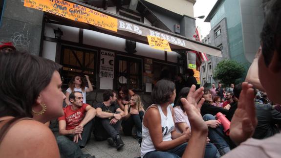 Concentración frente al Bar Baserri.