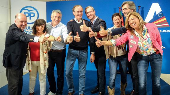 Alfonso Alonso celebra con dirigentes del PP vasco los resultados del 25-S.