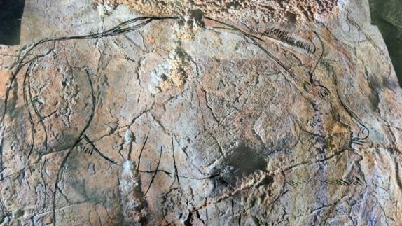 El bisonte (con calco) de hace unos 20.000 años.