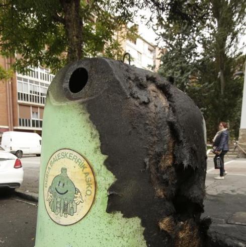 Así quedó uno de los cautro contenedores quemados el martes