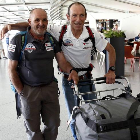 Juanito Oiarzabal y Alberto Zerain, tras su expedición a la cima del Dhaulagiri 