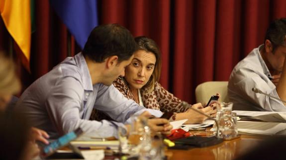 Miguel Sainz y Cuca Gamarra conversan durante la sesión plenaria de ayer. 