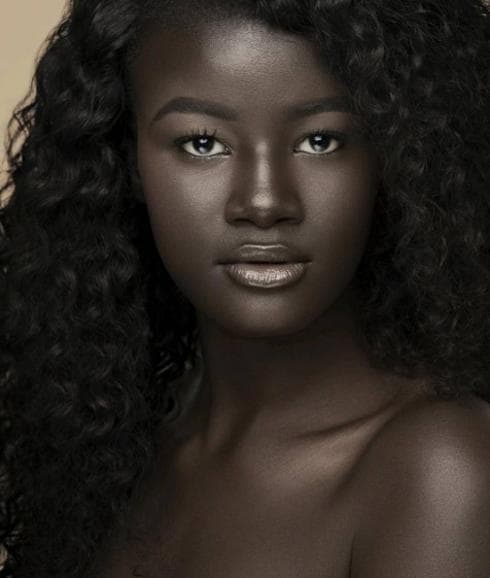 La modelo senegalesa que triunfa por su fascinante piel negra | El Correo