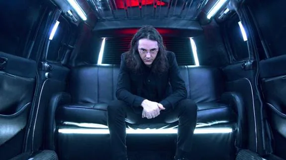 Haritz Zubillaga en el set de ‘El ataúd de cristal’, sentado en la limusina donde transcurre la acción.