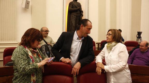 El popular Eloy López de Foronda charla con Arantxa Abecia, juntera de Podemos, durante un receso del pleno.