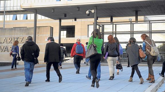 Trabajadores del Gobierno vasco, a la entrada en la sede central de la Administración en Lakua, en Vitoria.