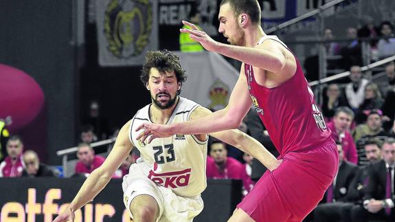 Llull bota el balón en un duelo disputado la pasada temporada en el Pireo ante el Olympiacos. 