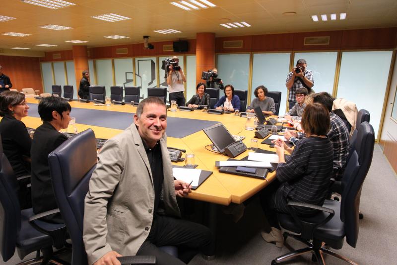 Otegi, durante la reunión de EH Bildu y Podemos en el Parlamento vasco. 