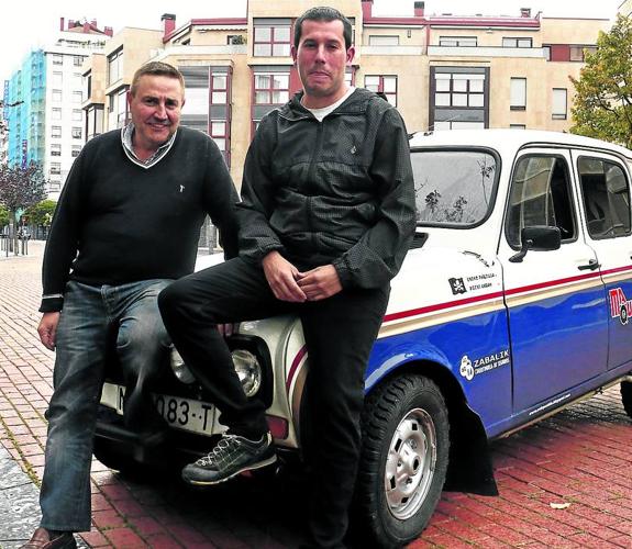 Patxi Godoy y Eneko Portillo posan con su Renault 4 antes de partir hacia Barcelona. 