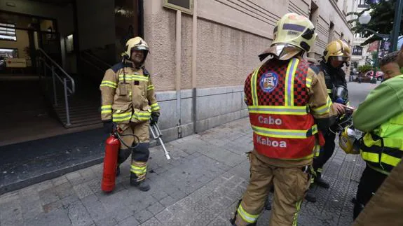 Efectivos de Bomberos y Ertzaintza en el Colegio Escolapios.