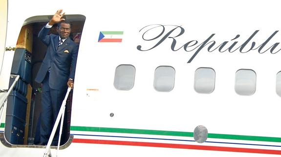 Teodoro Obiang, jefe de Estado de Guinea Ecuatorial, desembarca del avión presidencial. 