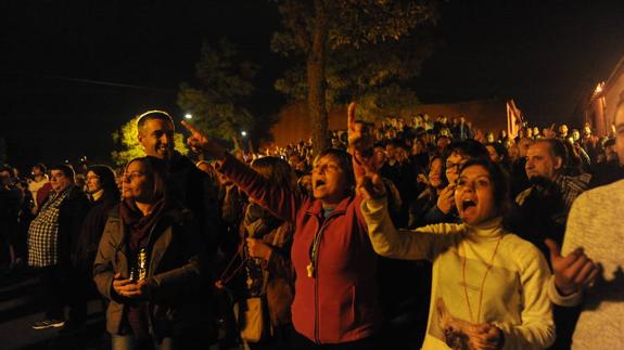 Unos 800 vecinos han protestado esta tarde frente a la casa ocupada por 'los pichis' en Abetxuko.