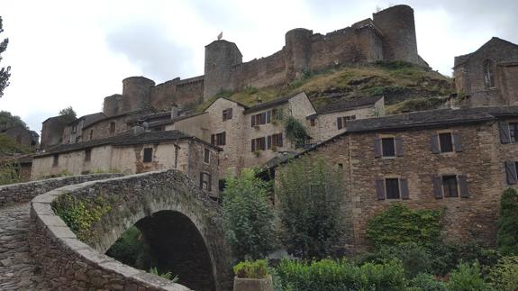 El castillo de Brousse le Château se eleva sobre el resto del pueblo.
