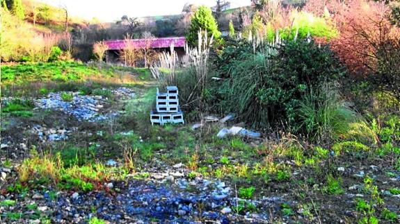 En la parcela, en la zona de Finaga, pueden encontrarse escombros y otros restos de obras.