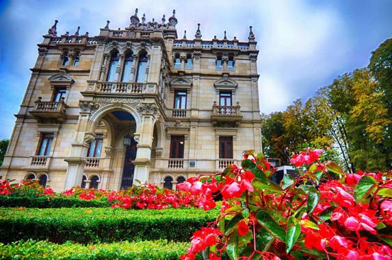 Imagen del palacio Augustin Zulueta, convertido en museo, tomada desde sus jardines. 