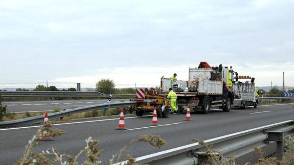 Trabajos para reparar el quitamiedos contra la que ha chocado el coche en el que viajaban los fallecidos.