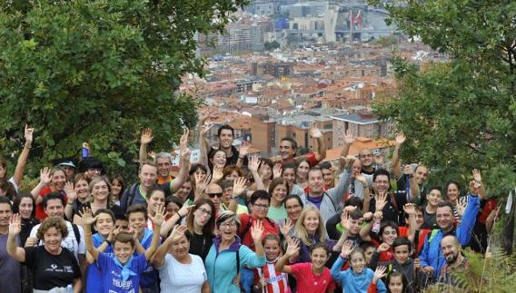 Asistentes de una edición anterior con Bilbao de fondo.