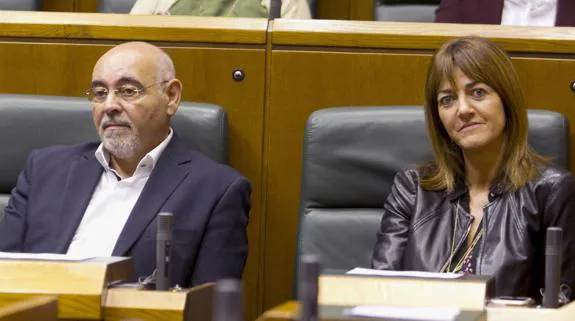 Idoia Mendia, junto a José Antonio Pastor, durante el pleno de constitución del Parlamento celebrado hoy.