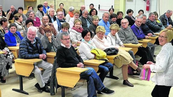 El nuevo alumnado de la Escuela de la Experiencia, en las primeras filas, acudió arropado por los veteranos.