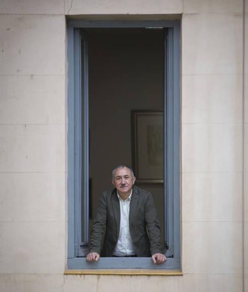 Pepe Álvarez, asomado al patio interior de la sede central de UGT. 