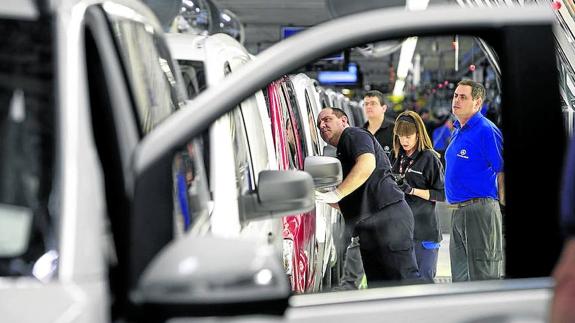 La fábrica de Mercedes en Vitoria batirá este año su récord de producción de vehículos.