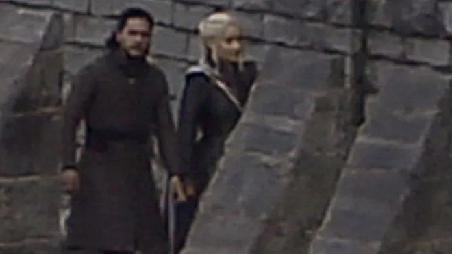 Escena del rodaje en Zumaia con Kit Harington (Jon Nieve) y Emilia Clarke (Daenerys Targaryen).
