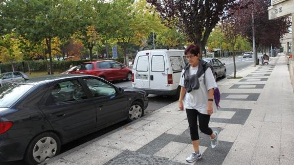 Una mujer camina por José Atxotegi, junto al hospital Txagorritxu.
