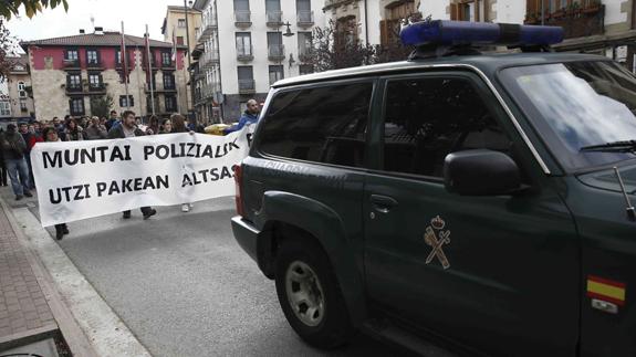 Manifestación convocada por Sortu en protesta de la versión oficial sobre la agresión sufrida por dos guardias civiles.