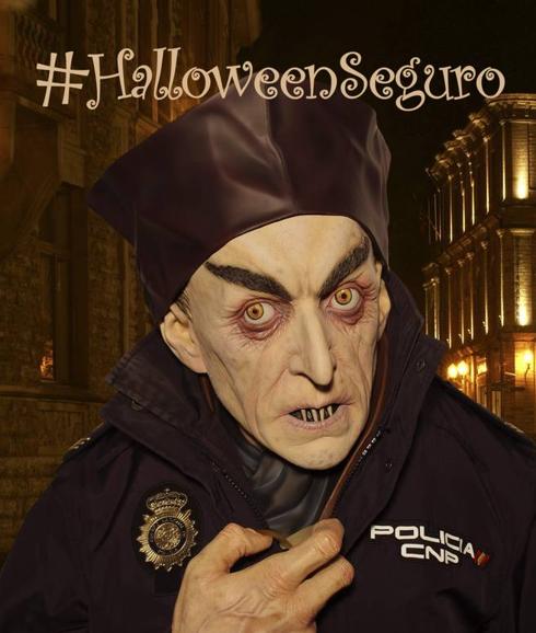 La Policía ha difundido en tono de humor una imagen de un disfraz de un agente 'terrorífico'.