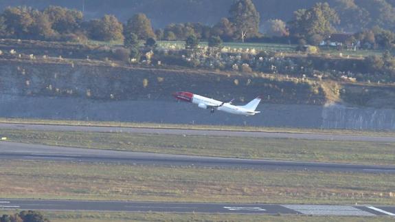 El aeropuerto de Bilbao tuvo que cancelar ayer cuatro vuelos y se retrasaron varias operaciones más