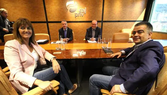 El Lehendakari Iñigo Urkullu, y el presidente del EBB de EAJ-PNV, Andoni Ortuzar, durante el encuentro con los socialistas Idoia Mendia y Miguel Ángel Morales.