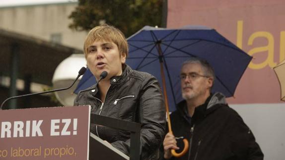Ainhoa Etxaide y "Txiki Muñoz', durante una manifestación de ELA y LAB.