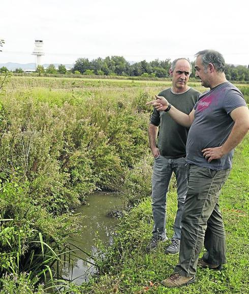 Dos vecinos de Gereña en las cercanías del río Zaia.