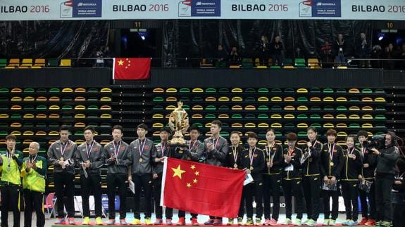 La delegación china celebra la victoria en la final del Mundial de Bádminton de Bilbao.