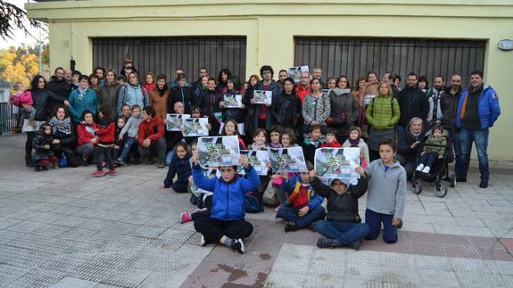 Representantes de los centros, sindicatos, asociaciones y alumnado, ayer en el colegio de Berriz. V. E.