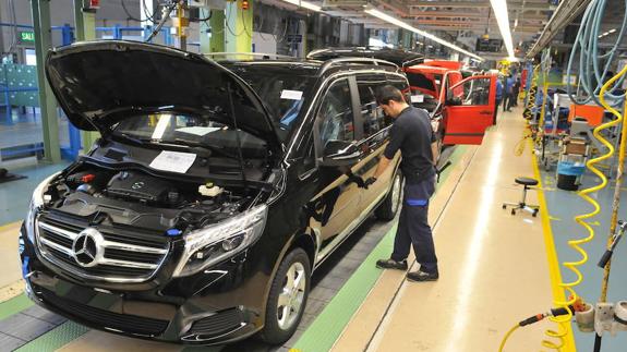 Un trabajador en la cadena de montaje de la planta de Mercedes en Vitoria.