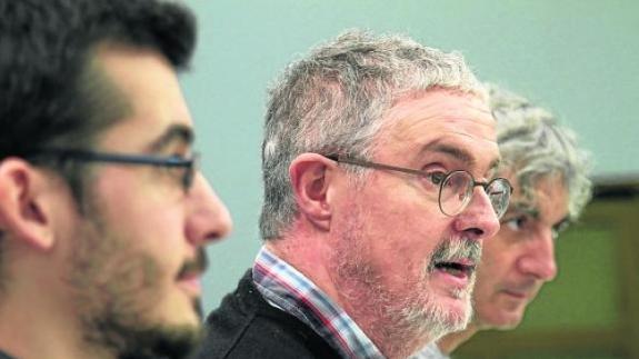 ‘Txiki’ Muñoz, flanqueado por responsables de su sindicato, en una comparecencia del lunes.