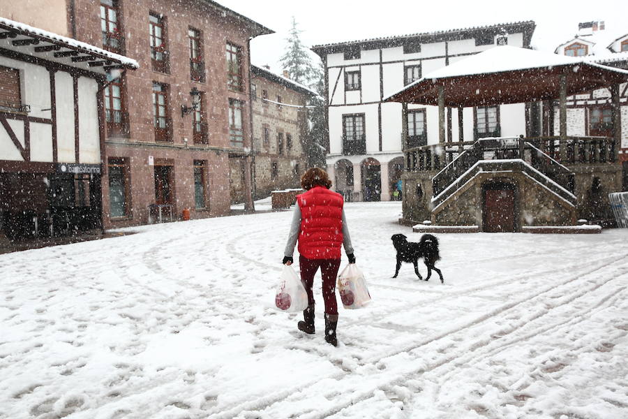 Los ezcarayeses se despertaron con varios centímetros de nieve.