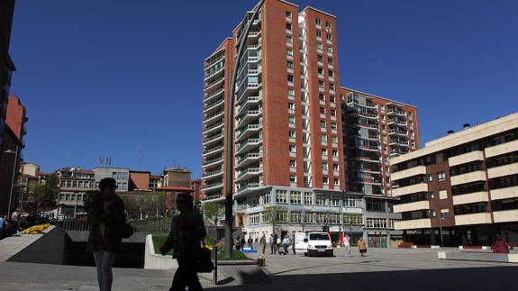 A la derecha el edificio de la disputa, en la plaza Arizgoiti.