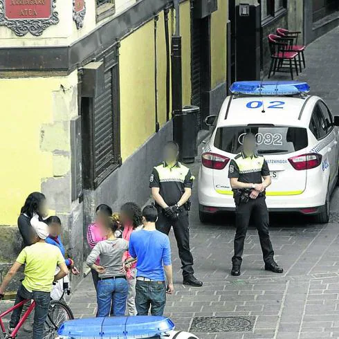 Agentes locales en un altercado de los ‘bartolos’. 