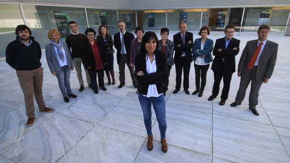 Nekane Balluerka posa junto a su equipo de gobierno en vísperas de las elecciones a rector, a las que se presentó como única candidata. 