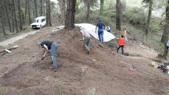 Un equipo de investigadores trabaja en un horno en Galdakao.