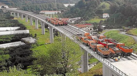 Prueba de carga en el viaducto sobre el Urumea, en el tramo entre Urnieta y Hernani.