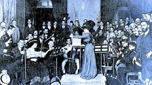 La compositora María Rodrigo, en 1907, al frente de la orquesta del Real Conservatorio Superior de Madrid.