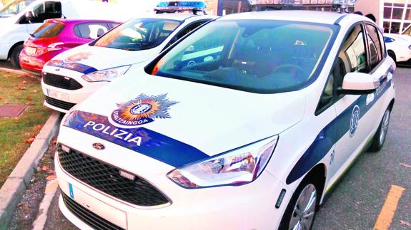 Los coches patrulla llegaron a Vitoria hace un mes y fueron desechados por carecer de cambio automático, como marca el pliego.