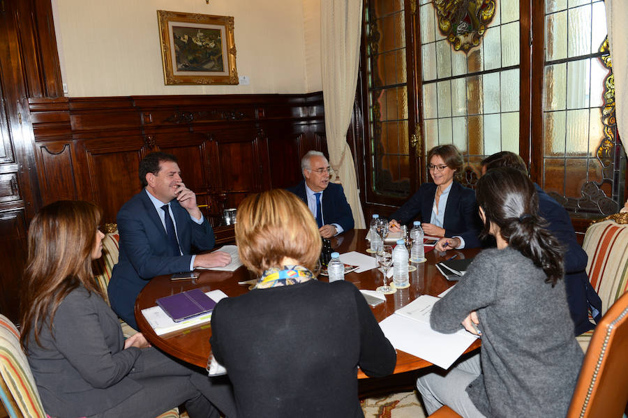 El consejero de Agicultura, Íñigo Nagore, y José Ignacio Ceniceros departen con la ministra durante la reunión celebrada ayer.