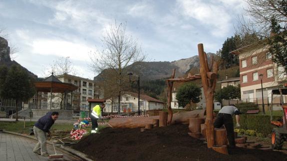 Operarios trabajan en la construcción del nuevo parque.